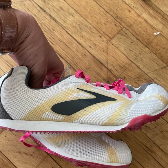 Size 9 Brooks track spikes - Picture 3 of 3